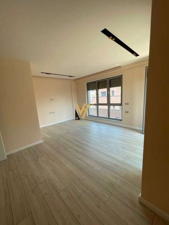 JEPET AMBIENT BIZNESI 105 M2 ME QIRA TE RRUGA E KAVAJES 140.000 LEKE