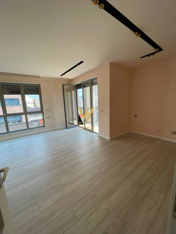 JEPET AMBIENT BIZNESI 105 M2 ME QIRA TE RRUGA E KAVAJES 140.000 LEKE