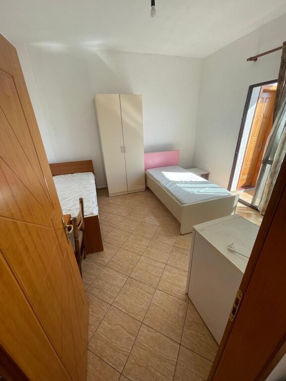 GARSIONERE 17000 LEKE.VILAT GJERMANE
