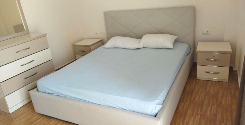 Jepet me qira apartament 1+1 te Komuna e Parisit!
