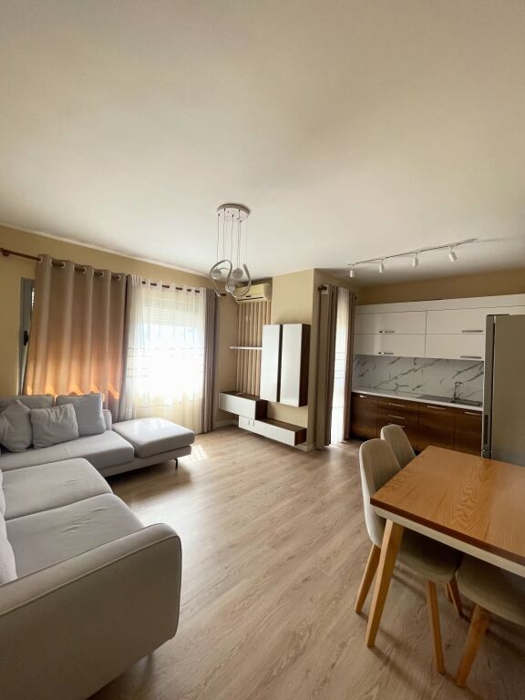 Jepet me qera apartament 1+1 Astir Kompleksi molla Bulevardi migjeni Kati 5
