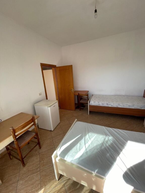 GARSIONERE 17000 LEKE.VILAT GJERMANE