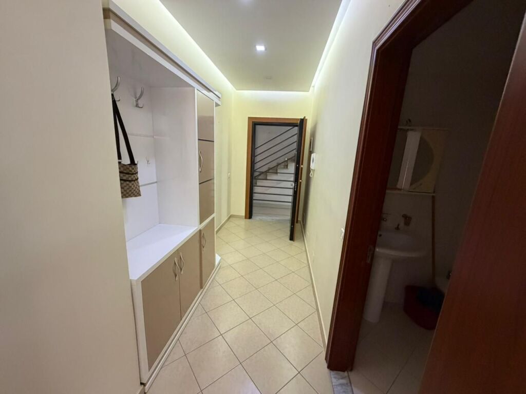 🏡 Jepet me qera apartament 2+1+2  📍Astir, Vila L   📐 Sipërfaqja: 118m² 🛋️ E mobiluar  ➡️ E kompletuar  🏢 Kati 4 (me ashensor)   Apartamenti organizohet në:  ▪️2 dhoma gjumi  ▪️1 sallon  ▪️2 tualete  ▪️2 koridore  ▪️1 kuzhinë   💰Çmimi: 55.000 Lekë/Muaj ❗i diskutueshëm  (Nëse mbahet për më shumë 2+ vite, çmimi: 50.000 Lekë/Muaj)