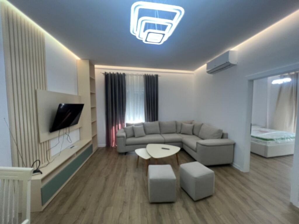 Jepet me qira apartamet 2+1 Rezidenza “Porta Tirana e Re”, Sauk  Siperfaqja: 90m2 Kati: 1 (banim) Totalisht I Mobiluar  Ne cmim perfshihet dhe administrimi I pallatit   Cmimi: 55,000 Leke/Muaj