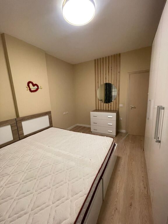 Jepet me qera apartament 1+1 Astir Kompleksi molla Bulevardi migjeni Kati 5
