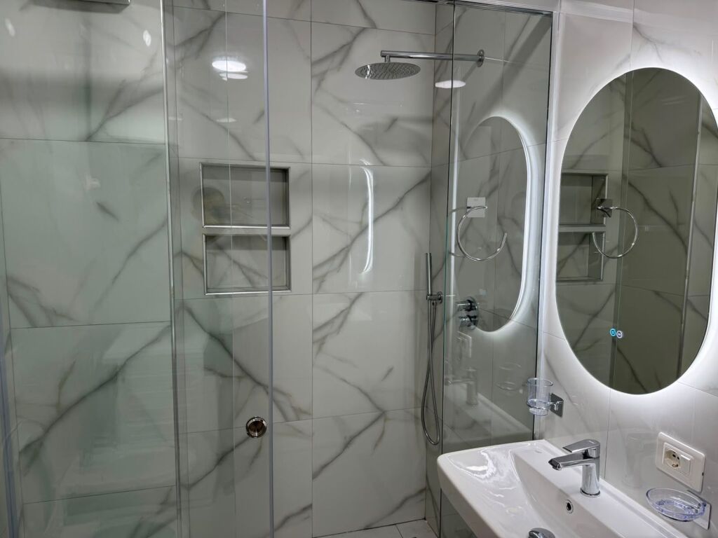 🏡 Jepet me qira apartament 1+1  📍 Kompleksi Tom Doshi, Shkozë, Tiranë