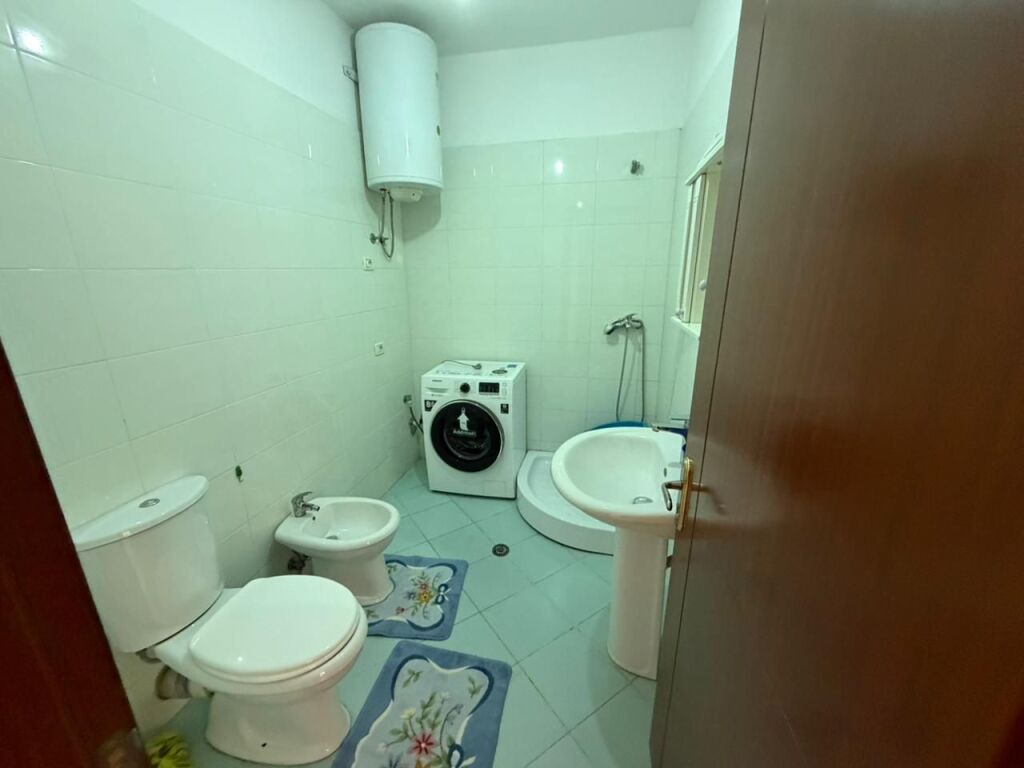🏡 Jepet me qera apartament 2+1+2  📍Astir, Vila L   📐 Sipërfaqja: 118m² 🛋️ E mobiluar  ➡️ E kompletuar  🏢 Kati 4 (me ashensor)   Apartamenti organizohet në:  ▪️2 dhoma gjumi  ▪️1 sallon  ▪️2 tualete  ▪️2 koridore  ▪️1 kuzhinë   💰Çmimi: 55.000 Lekë/Muaj ❗i diskutueshëm  (Nëse mbahet për më shumë 2+ vite, çmimi: 50.000 Lekë/Muaj)