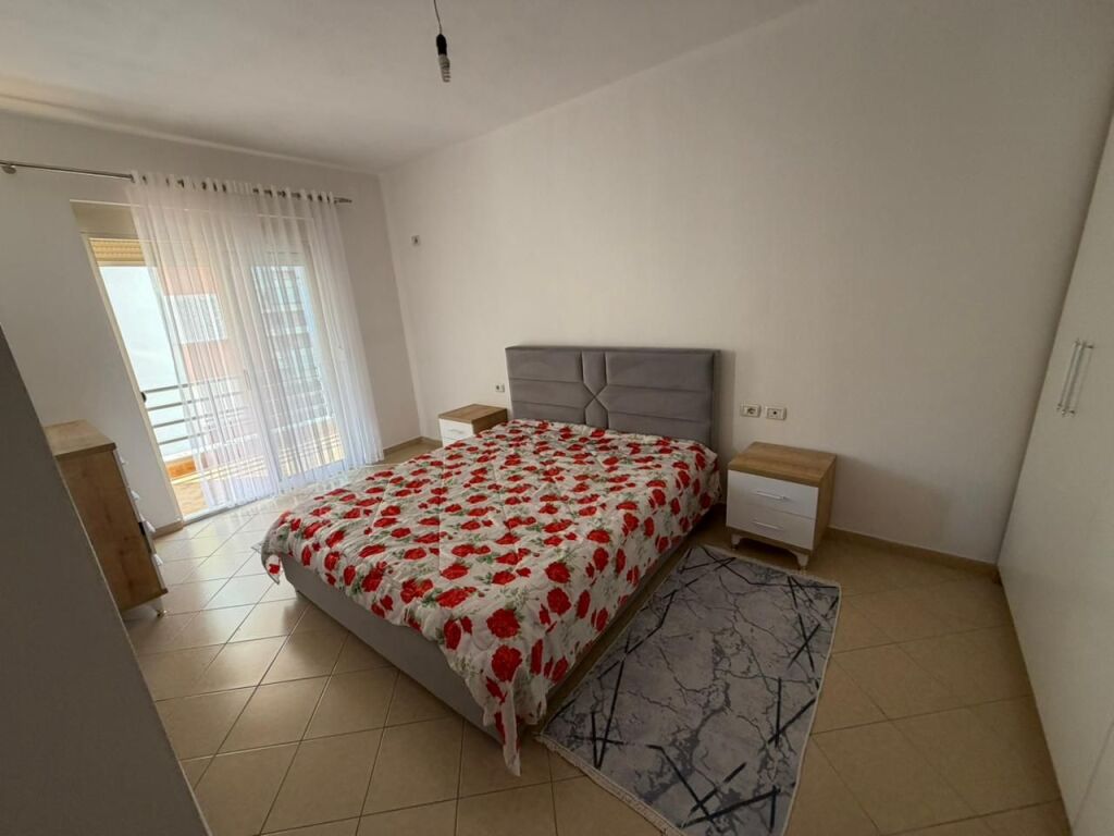 🏡 Jepet me qera apartament 2+1+2  📍Astir, Vila L   📐 Sipërfaqja: 118m² 🛋️ E mobiluar  ➡️ E kompletuar  🏢 Kati 4 (me ashensor)   Apartamenti organizohet në:  ▪️2 dhoma gjumi  ▪️1 sallon  ▪️2 tualete  ▪️2 koridore  ▪️1 kuzhinë   💰Çmimi: 55.000 Lekë/Muaj ❗i diskutueshëm  (Nëse mbahet për më shumë 2+ vite, çmimi: 50.000 Lekë/Muaj)