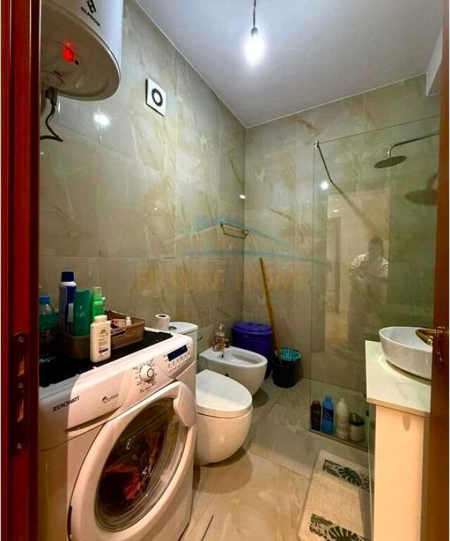 Shitet Apartament 1+1 + Post Parkimi | Unaza e Re, Tiranë