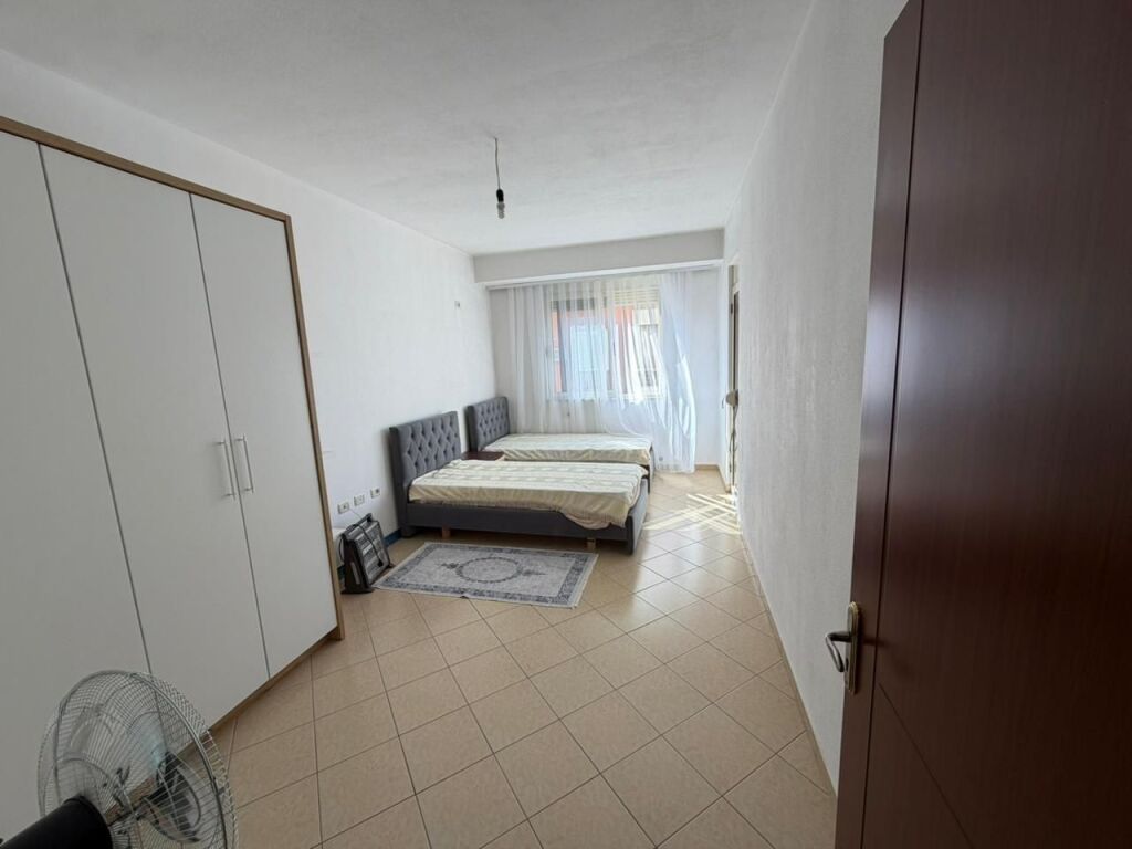 🏡 Jepet me qera apartament 2+1+2  📍Astir, Vila L   📐 Sipërfaqja: 118m² 🛋️ E mobiluar  ➡️ E kompletuar  🏢 Kati 4 (me ashensor)   Apartamenti organizohet në:  ▪️2 dhoma gjumi  ▪️1 sallon  ▪️2 tualete  ▪️2 koridore  ▪️1 kuzhinë   💰Çmimi: 55.000 Lekë/Muaj ❗i diskutueshëm  (Nëse mbahet për më shumë 2+ vite, çmimi: 50.000 Lekë/Muaj)