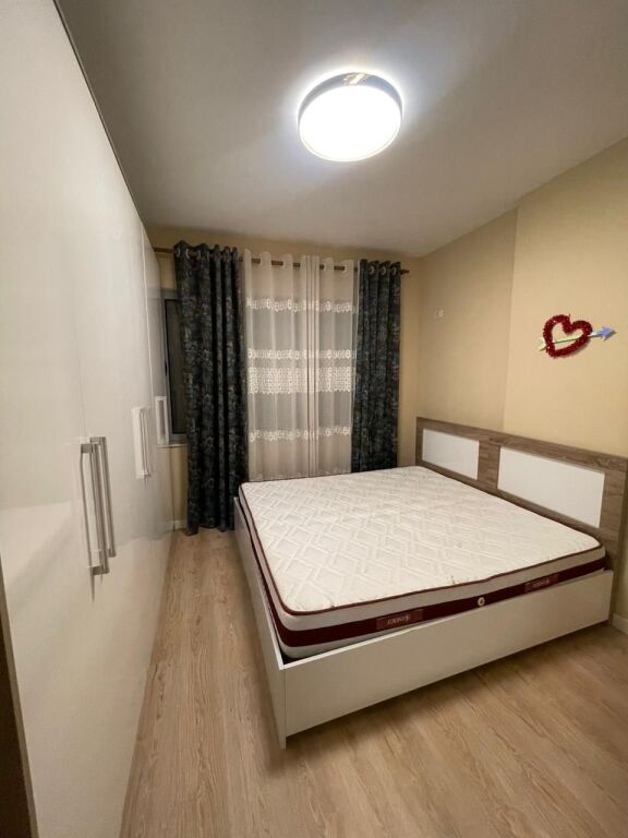 Jepet me qera apartament 1+1 Astir Kompleksi molla Bulevardi migjeni Kati 5
