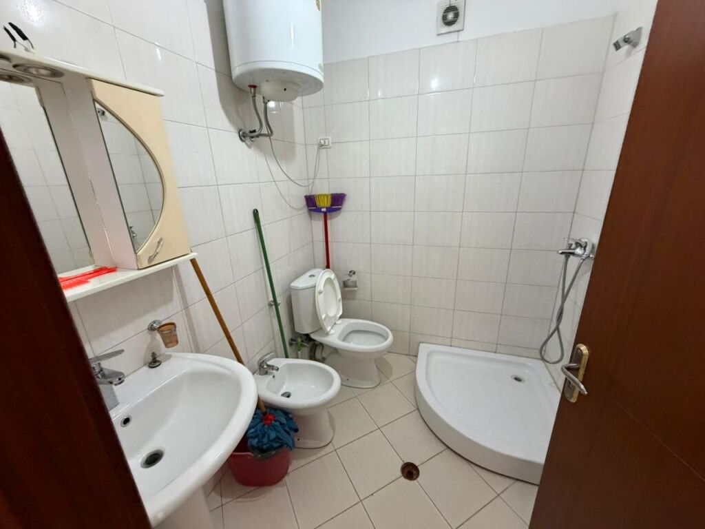 🏡 Jepet me qera apartament 2+1+2  📍Astir, Vila L   📐 Sipërfaqja: 118m² 🛋️ E mobiluar  ➡️ E kompletuar  🏢 Kati 4 (me ashensor)   Apartamenti organizohet në:  ▪️2 dhoma gjumi  ▪️1 sallon  ▪️2 tualete  ▪️2 koridore  ▪️1 kuzhinë   💰Çmimi: 55.000 Lekë/Muaj ❗i diskutueshëm  (Nëse mbahet për më shumë 2+ vite, çmimi: 50.000 Lekë/Muaj)