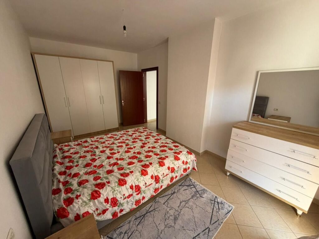🏡 Jepet me qera apartament 2+1+2  📍Astir, Vila L   📐 Sipërfaqja: 118m² 🛋️ E mobiluar  ➡️ E kompletuar  🏢 Kati 4 (me ashensor)   Apartamenti organizohet në:  ▪️2 dhoma gjumi  ▪️1 sallon  ▪️2 tualete  ▪️2 koridore  ▪️1 kuzhinë   💰Çmimi: 55.000 Lekë/Muaj ❗i diskutueshëm  (Nëse mbahet për më shumë 2+ vite, çmimi: 50.000 Lekë/Muaj)