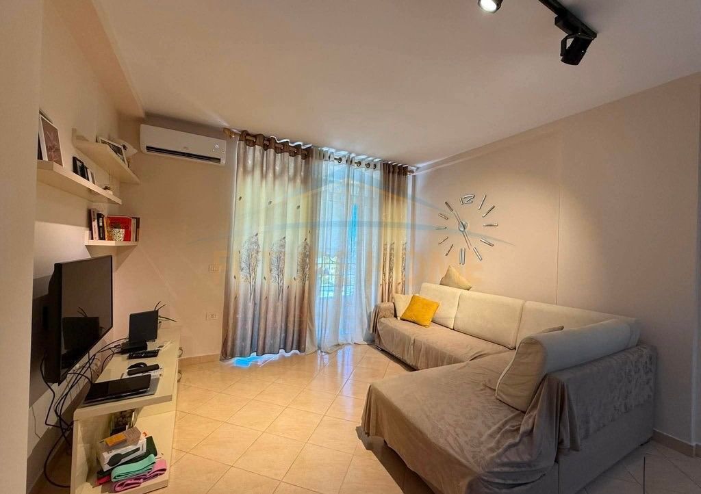Shitet Apartament 1+1 + Post Parkimi | Unaza e Re, Tiranë