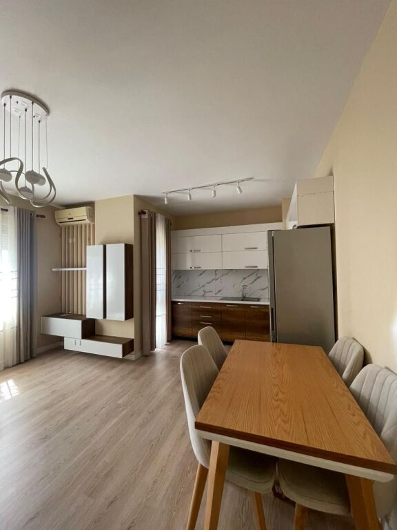 Jepet me qera apartament 1+1 Astir Kompleksi molla Bulevardi migjeni Kati 5
