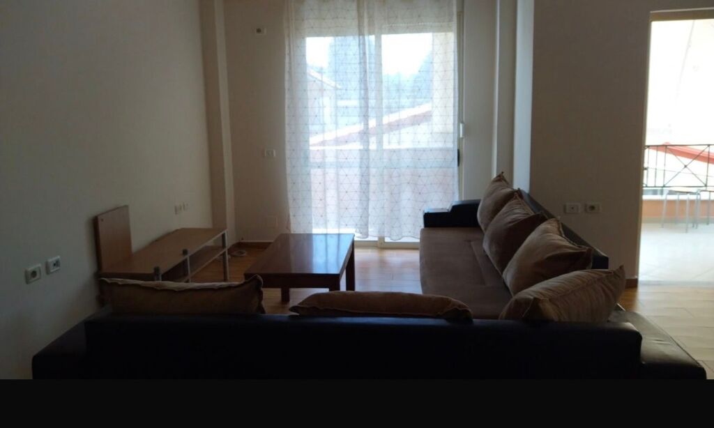Jepet me qira apartament 1+1 te Komuna e Parisit!