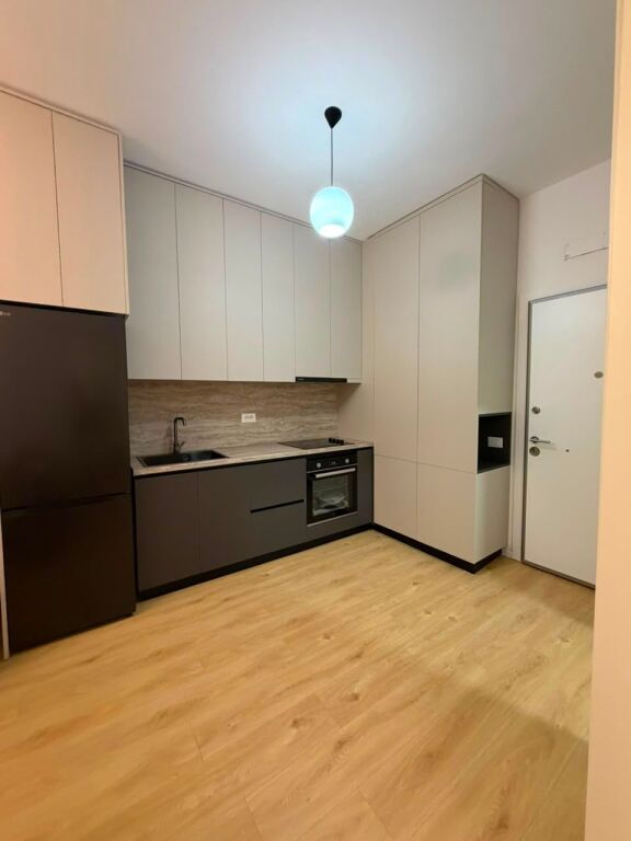 🏡 Appartamento 1+1 in affitto  📍 Posizione: Complesso Kadiu 🏢 Piano: 6, palazzo con ascensore  L'appartamento è adatto per abitare ed è situato in una zona con tutte le strutture necessarie nelle vicinanze.  💰 Prezzo: 45.000 lek/mese.  📞 Per maggiori informazioni o per organizzare una visita, contattare.