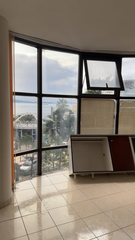 Apartament me Pamje nga Deti ne Qender te Sarandes