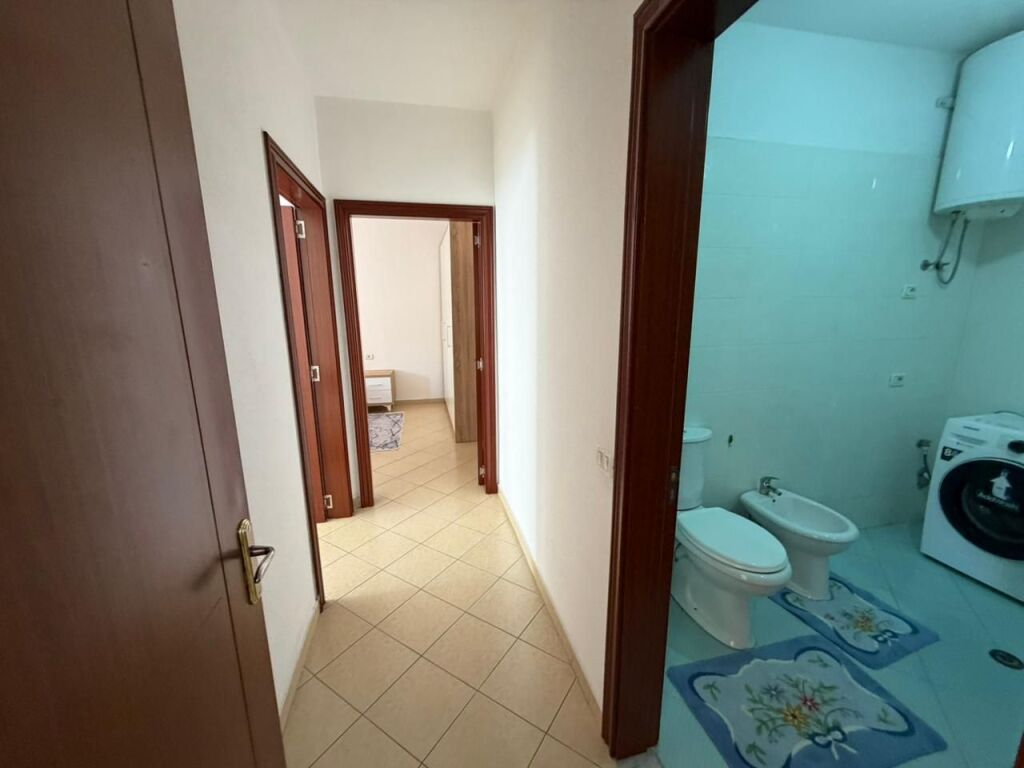 🏡 Jepet me qera apartament 2+1+2  📍Astir, Vila L   📐 Sipërfaqja: 118m² 🛋️ E mobiluar  ➡️ E kompletuar  🏢 Kati 4 (me ashensor)   Apartamenti organizohet në:  ▪️2 dhoma gjumi  ▪️1 sallon  ▪️2 tualete  ▪️2 koridore  ▪️1 kuzhinë   💰Çmimi: 55.000 Lekë/Muaj ❗i diskutueshëm  (Nëse mbahet për më shumë 2+ vite, çmimi: 50.000 Lekë/Muaj)