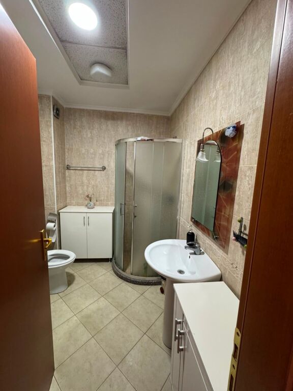 Kristal Center Jepet 1+1 me Qera (komuna e parisit)