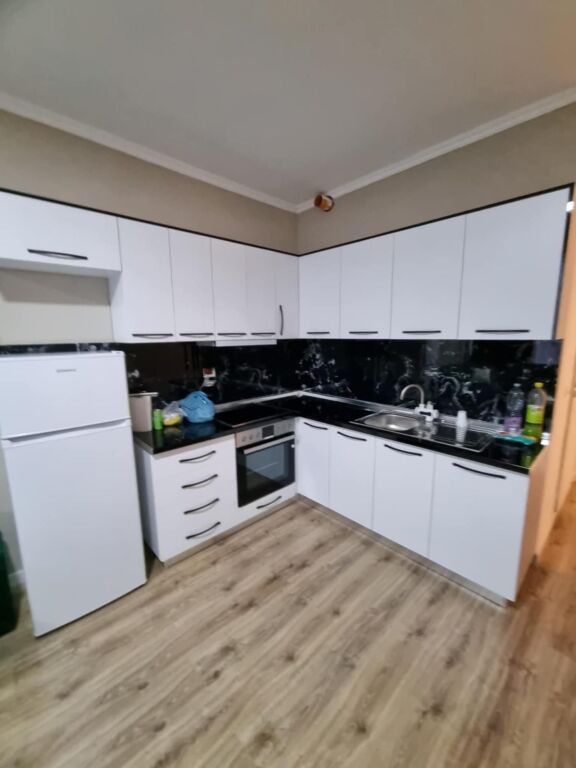🏡 Shitet Apartament 1+1 – Fresk, pranë OXA  ✨ 57 m² neto / 60 m² bruto 🏢 Kati 2, pallat i ri 🛋️ I mobiluar ❄️ Me kondicioner ☀️ Ballkon me orientim Jug-Lindje 📜 Me hipotekë Nuk shitet me kredi  💶 Çmimi: 93,000 €