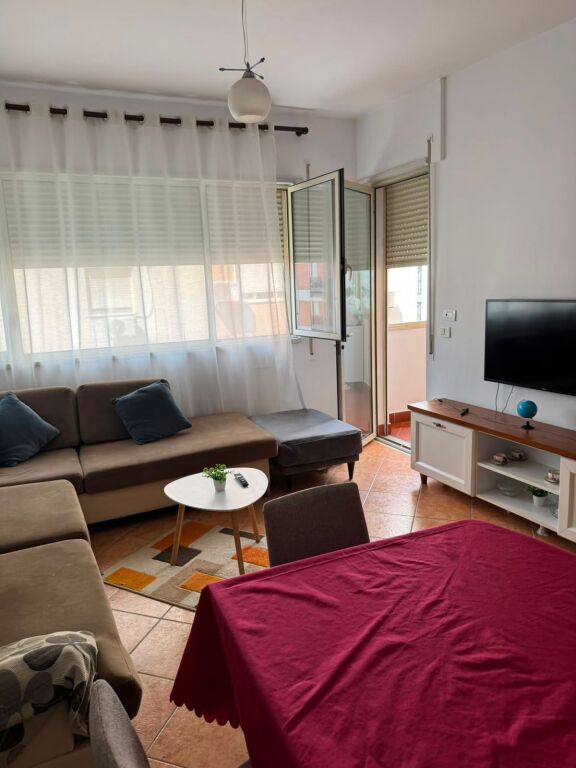 Kristal Center Jepet 1+1 me Qera (komuna e parisit)