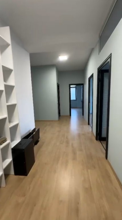 Zyre me qira tek rruga Jeronim De Rada perballe Parlamentit.   •