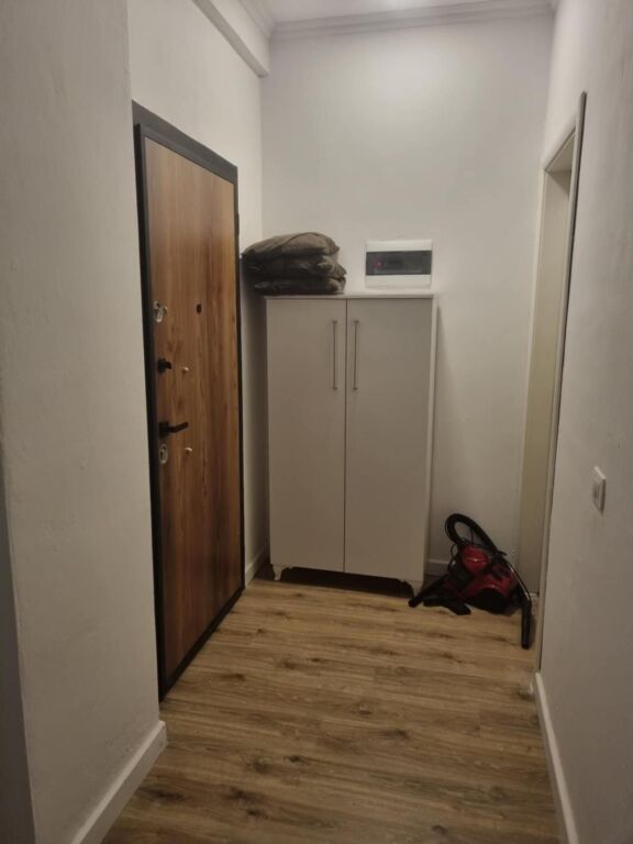 🏡 Shitet Apartament 1+1 – Fresk, pranë OXA  ✨ 57 m² neto / 60 m² bruto 🏢 Kati 2, pallat i ri 🛋️ I mobiluar ❄️ Me kondicioner ☀️ Ballkon me orientim Jug-Lindje 📜 Me hipotekë Nuk shitet me kredi  💶 Çmimi: 93,000 €