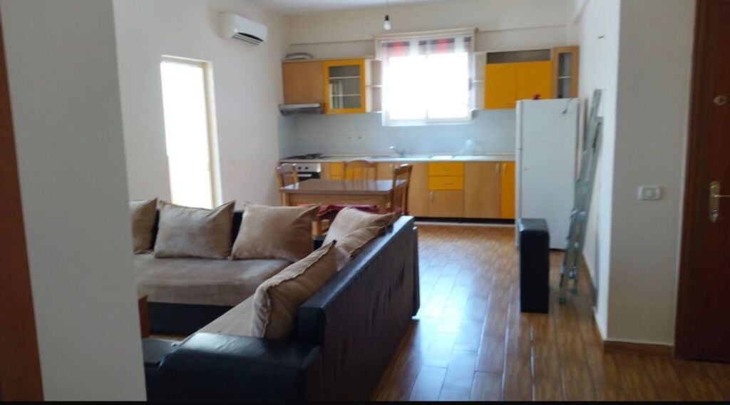Jepet me qira apartament 1+1 te Komuna e Parisit!