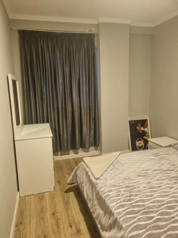 🏡 Shitet Apartament 1+1 – Fresk, pranë OXA  ✨ 57 m² neto / 60 m² bruto 🏢 Kati 2, pallat i ri 🛋️ I mobiluar ❄️ Me kondicioner ☀️ Ballkon me orientim Jug-Lindje 📜 Me hipotekë Nuk shitet me kredi  💶 Çmimi: 93,000 €