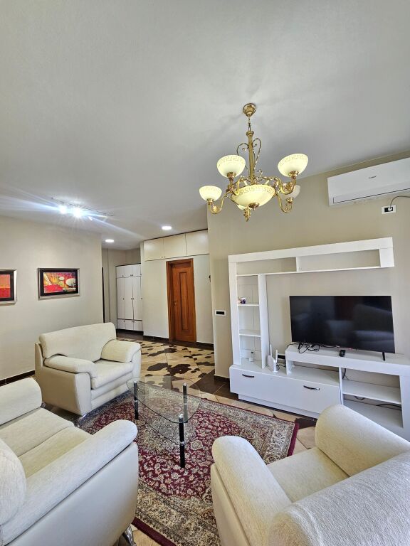 Jepet me Qira Apartament 2+1 | Fresk  Rruga Dalip Topi,  me sipërfaqe 70 m², i pozicionuar në katin e 2-të çmimi 40,000 leke