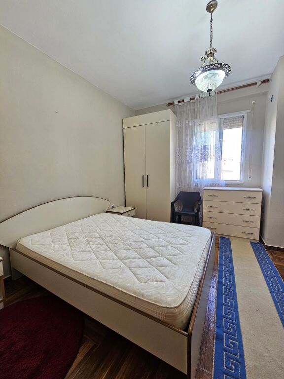 Jepet me Qira Apartament 2+1 | Fresk  Rruga Dalip Topi,  me sipërfaqe 70 m², i pozicionuar në katin e 2-të çmimi 40,000 leke