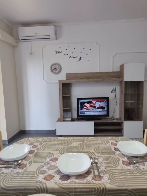 🏢Ish Parku i Autobuzave,Rr.Ndre Mjeda jepet me qera apartament 1+1,i mobiluar 60,000Leke
