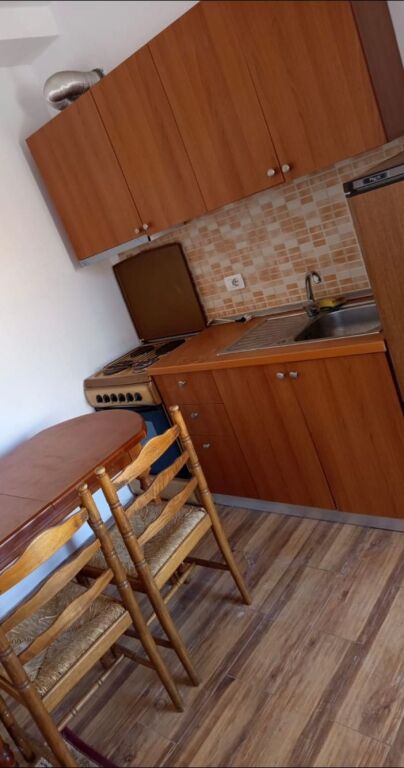 APARTAMENT 1+1. 22000 LEKE.ISH TREGU ELEKTRIK