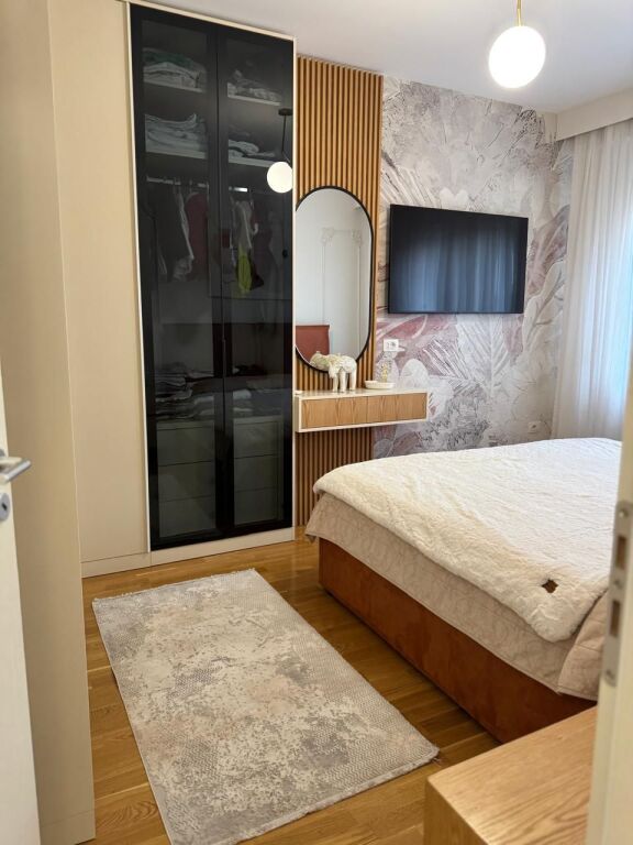 Rruga e Barrikadave,jepet me qira apartament 1+1 me post parkimi,i mobiluar , 1,000Euro