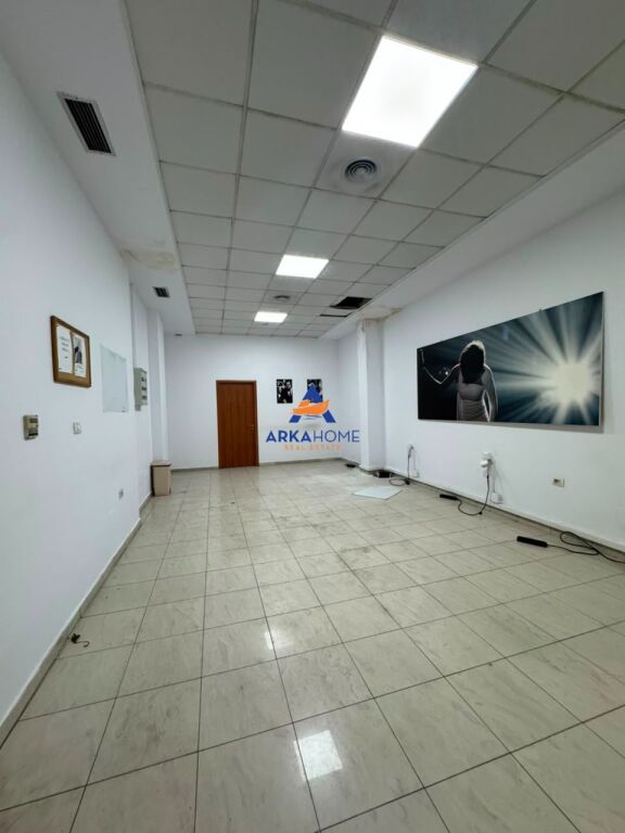JEPET ZYRE ME QERA 214M2 "BLLOK" 4700 EURO