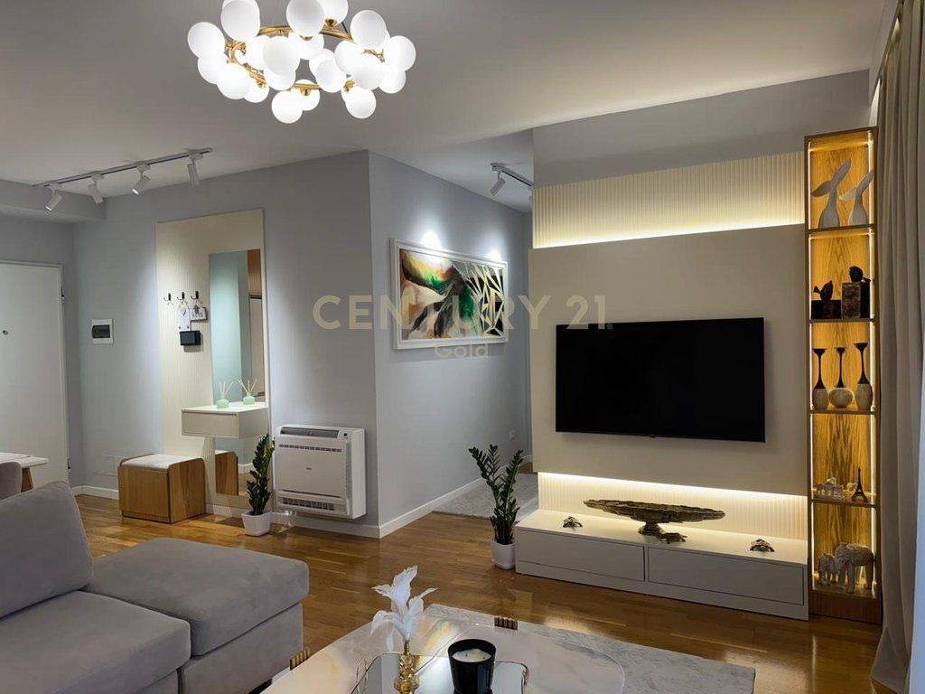 Appartamento di Lusso 1+1 + Posto Auto in Affitto vicino a Piazza Skënderbej (Centro), Via Barrikadave!