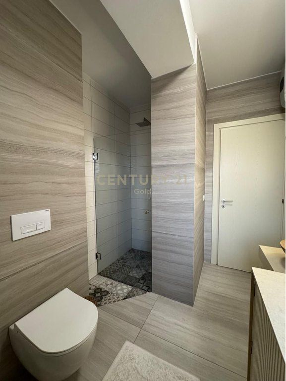 Appartamento di Lusso 1+1 + Posto Auto in Affitto vicino a Piazza Skënderbej (Centro), Via Barrikadave!