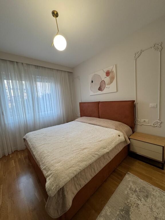 Rruga e Barrikadave,jepet me qira apartament 1+1 me post parkimi,i mobiluar , 1,000Euro
