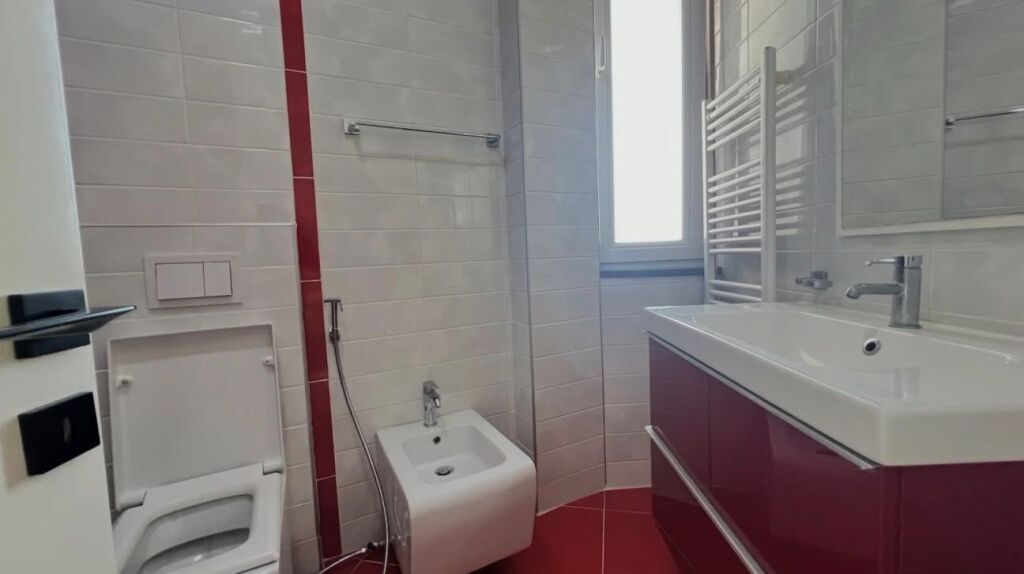🏢Kopshti Botanik,prane Xhamise Selite jepet me qera apartament 2+1+2,i mobiluar.80,000Leke
