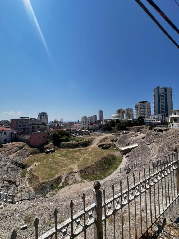 JEPET ME QERA APARTAMENT 2+1 PRANE AMFITEATRIT, DURRES
