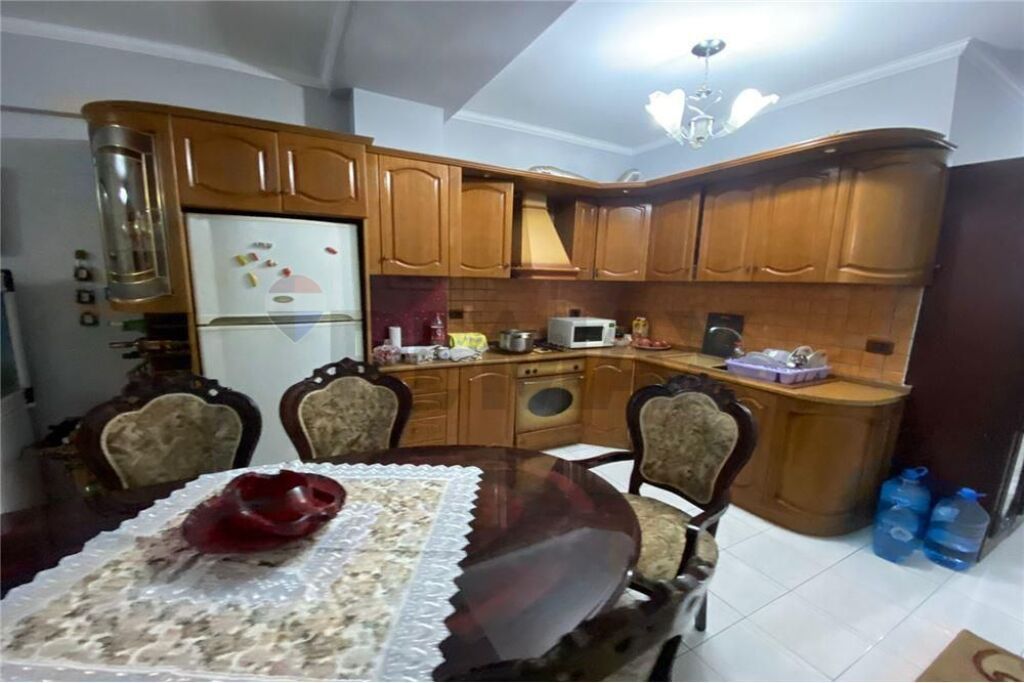 Ofrohet per qira apartament 2+1 ne rrugen Dritan Hoxha.