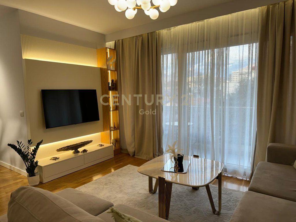 Appartamento di Lusso 1+1 + Posto Auto in Affitto vicino a Piazza Skënderbej (Centro), Via Barrikadave!