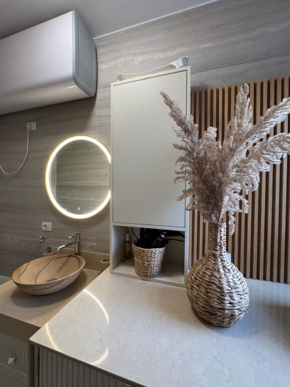 Rruga e Barrikadave,jepet me qira apartament 1+1 me post parkimi,i mobiluar , 1,000Euro