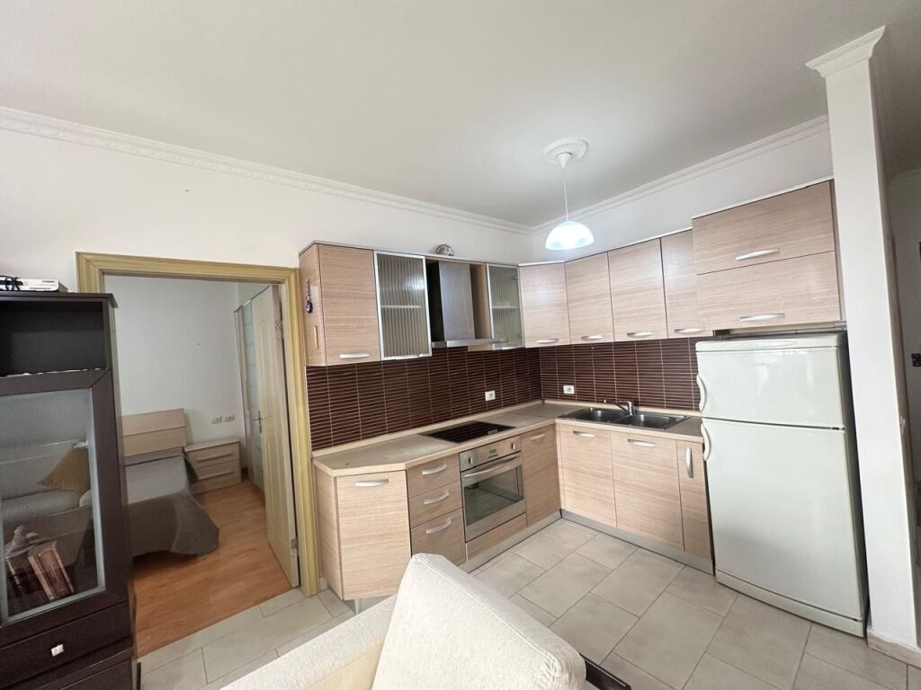 🏡 Jepet me qira apartament 1+1  📍 Pranë Rrethrrotullimit të Zogut të Zi
