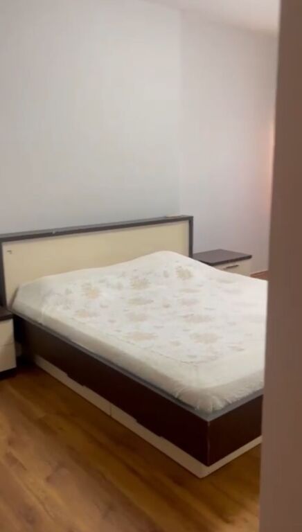 Jepet me Qera Apartament 1+1 tek Rruga Qemal Stafa ne Xhamllik