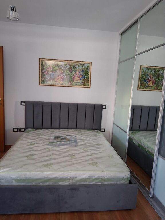 Ne zonen e Myslym Shyrit,jepet me qera apartament 2+1,i mobiluar  720Euro   