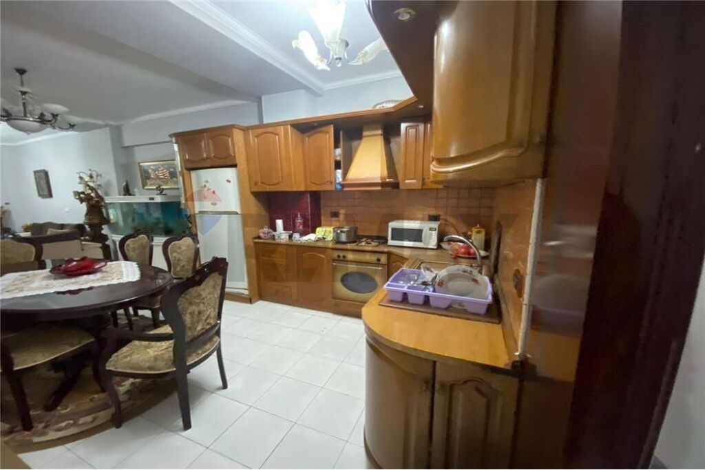 Ofrohet per qira apartament 2+1 ne rrugen Dritan Hoxha.
