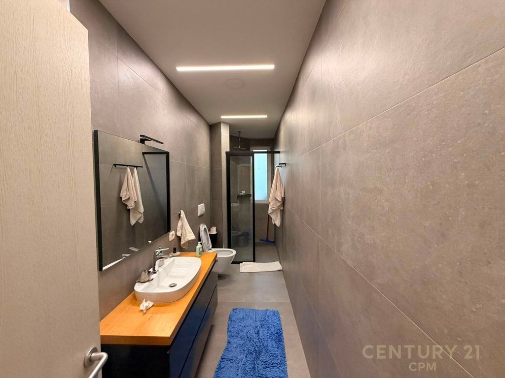 VENDIAMO APPARTAMENTO 2+1+2 VICINO A KODRA DIELLIT 2 ! 230,000 €