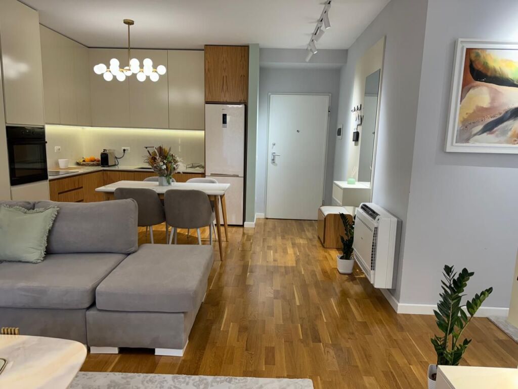 Rruga e Barrikadave,jepet me qira apartament 1+1 me post parkimi,i mobiluar , 1,000Euro